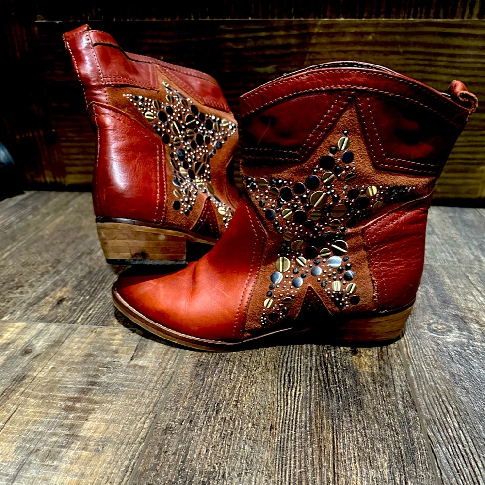 Bull boxer boot with star pattern on the side, size 8 1/2
